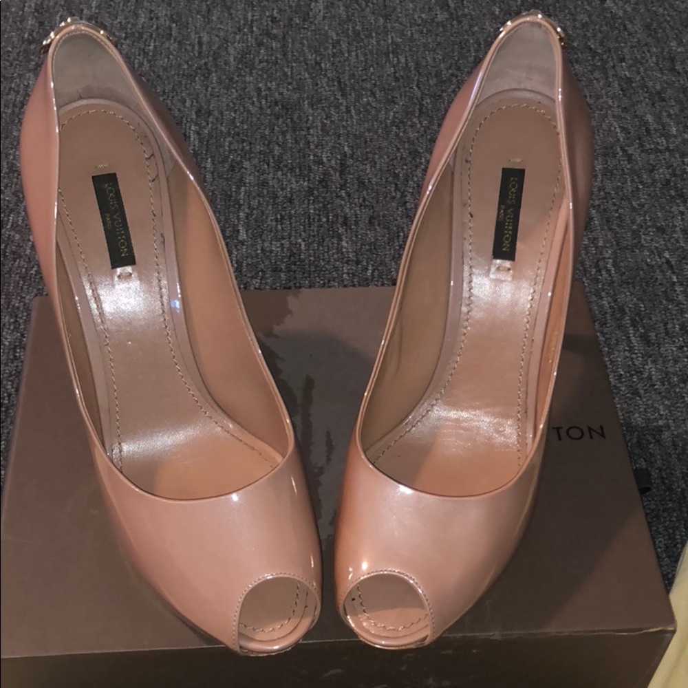 Louis Vuitton Shoes. - Picture 1 of 5